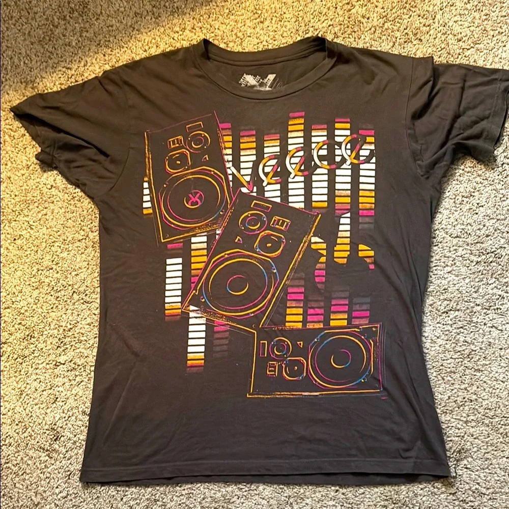 Grey S/S T-Shirt with Vibrant Speaker Graphic - Picture 1 of 2